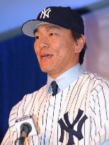 (4)Yankees present Matsui in jam-packed news conference